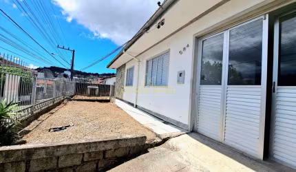 CASA EM FORQUILHINHAS COM 3 DORMITÓRIOS SENDO 1 SUITE. VIZINHANÇA TRANQUILA.