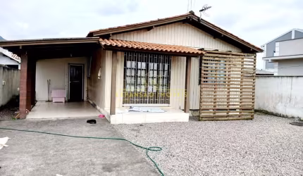 Casa a 10 minutos da Praia do Pontal em Palhoça - SC. Possui 03 dormitórios sendo 02 suites, amplo