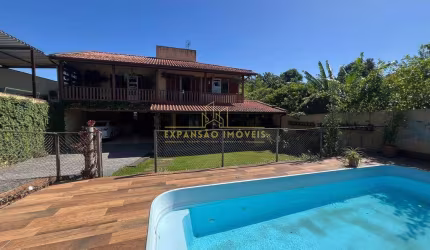 Casa à venda com piscina e amplo terreno, Fazenda Santo Antônio, São José, SC