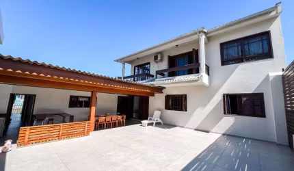 Casa dos seus sonhos a apenas 140 metros da Praia!