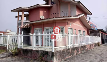 Casa com 3 dormitórios à venda em Balneário Arroio do Silva-SC.
