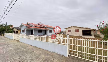 Casa com 3 dormitórios à venda em Balneário Arroio do Silva-SC.