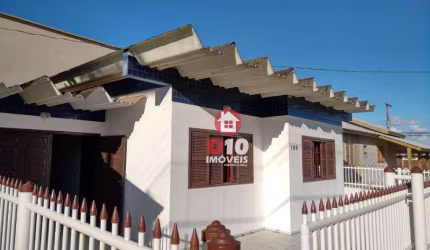 Casa com 2 dormitórios à venda em Balneário Arroio do Silva-SC.