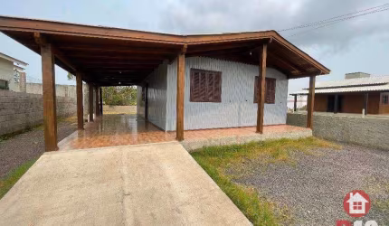 Casa com 2 dormitórios à venda em Balneário Arroio do Silva-SC.