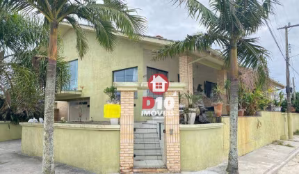 Casa de Esquina com Suíte e Churrasqueira no Centro de Arroio do Silva