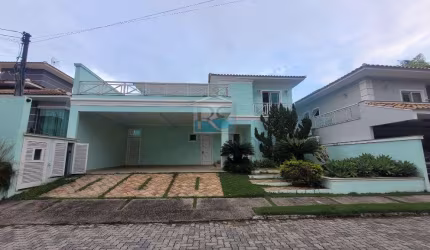 Excelente casa com 5 quartos, sendo 4 suítes, quintal, espaço gourmet e piscina - Condomínio Green Park