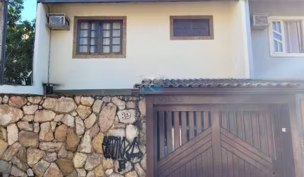 Casa com 3 quartos à venda na Vila Genésio Pinto, Cajueiros, Macaé, 193 m2 por R$ 490.000