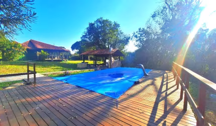 Um espetáculo de Chácara com piscina e aconchegante casa