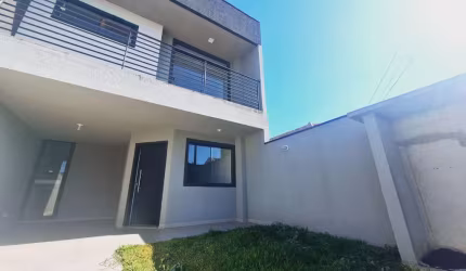 Sobrado Bairro Xaxim, ensolarado com quintal.