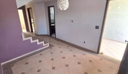 Sobrado Triplex, Bairro Capão Raso.