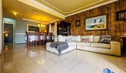 Casa duplex com 177m², 5 suítes, 3 vagas e em condomínio fechado.