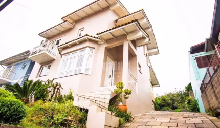 Linda Residência com 350 m² de 03 dormitórios (sendo 1 suíte)