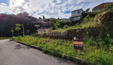 Lote semi-plano com medidas de 12x25m em Loteamento Liberado para Construção!