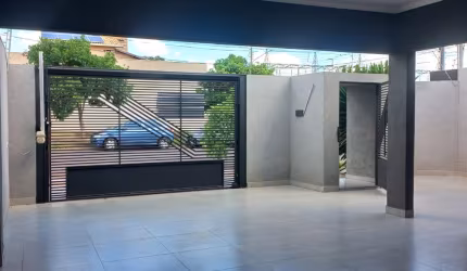 LINADA CASA NA RUA IMBUIA PARALELA COM A EULER DE AZEVEDO