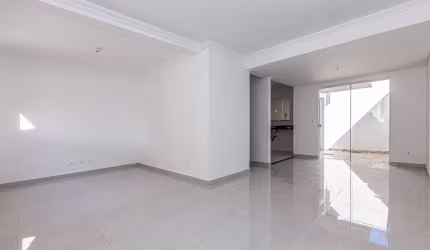 Sobrado espaçoso para alugar com 3 quartos, ático, 4 vagas e excelente localização em Santa Felicidade