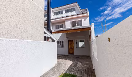 Sobrado para alugar em Santa Felicidade com 3 quartos, suíte, ático, 4 vagas de garagem e excelente localização