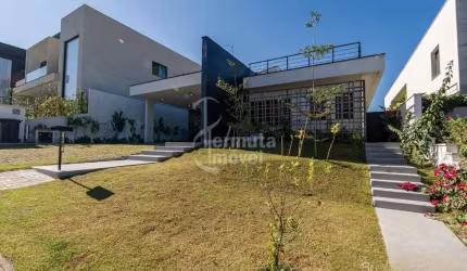 Casa à venda com 265 m², 3 suítes, sala de estar, cozinha, escritório e garagem para 4 carros no Condomínio Itahye