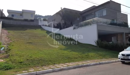 Alphasítio - Terreno com 517m², topografia quase plana e ótima localização no Alphasítio