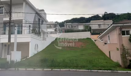 Alphasítio - Terreno com 420m² em aclive no Alphasítio