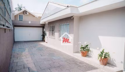 Belíssima casa com 3 dormitórios sendo 1 suíte máster e 5 vagas de garagem, a 2 mints do centro espera por você. Não perca tempo e agende sua visita!!
