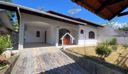 Casa em rua sem saída e área verde
