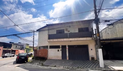 Agradável casa de vila para venda com 3 quartos, sendo 1 suíte, 216m²