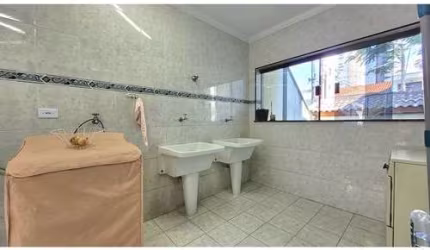 Funcional sobrado para venda com 5 quartos, sendo 4 suítes, 540m²
