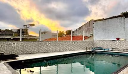 Confortável sobrado para venda com 4 quartos, sendo 2 suítes, 283m²
