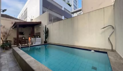 Sobreposta baixa reformada e aconchegante com piscina e churrasqueira no Embare!