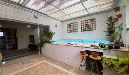 Casa Triplex com Piscina no Bairro do Embaré