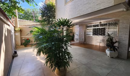 SOBRADO COM 156M² ÚTEIS, 3 QUARTOS SENDO 2 SUÍTES, QUINTAL, 2 VAGAS DE GARAGEM