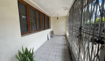 CASA COM PRIMEIRO ANDAR NA VARZEA