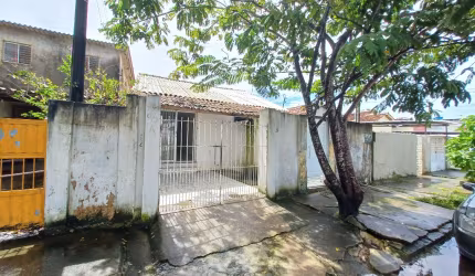 Casa com 3 quartos, Quintal e garagem