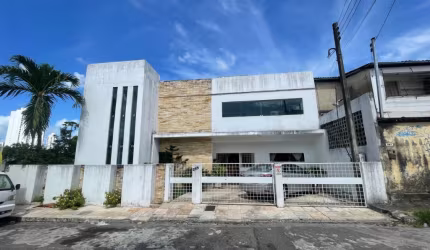 Casa de Luxo no Bairro de Casa Amarela