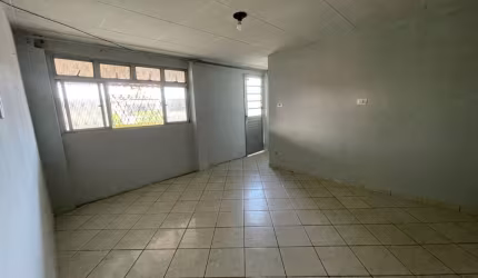 CASA COM 2 PONTOS COMERCIAS E 1 CASA NO 1° ANDAR