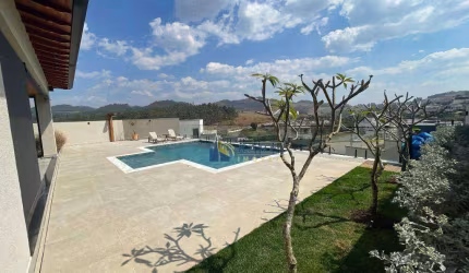 Maravilhosa Casa à Venda com 4 Suítes, Churrasqueira Integrada a Belíssima Área da Piscina no Condomínio Tipo Clube Vale das Águas!!