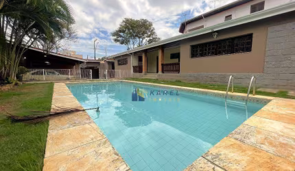 BELÍSSIMA CASA TÉRREA à VENDA no JARDIM EUROPA em BRAGANÇA PAULISTA com 3 DORMITÓRIOS, QUINTAL GRAMADO e PISCINA , EDÍCULA