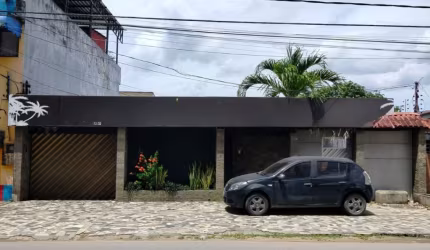 Casa Comercial no Planalto com piscina