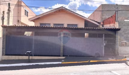 Casa disponível pra venda, 3 quartos, 2 vagas de garagem, na Av. Pinheiro Machado, Jardim Rosa Branca.