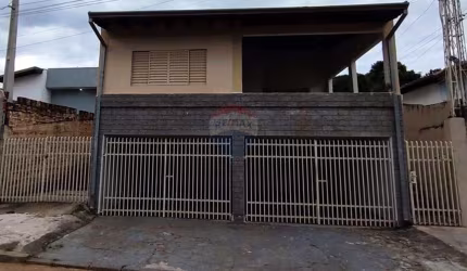 Casa á venda, com 3 quartos, garagem para 2 carros próximo a Avenida Pinheiro Machado