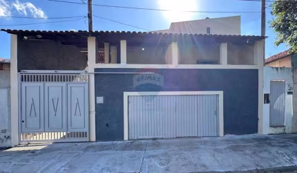 Casa a venda na Vila Souto, com 3 quartos, garagem para 10 carros, próximo a Bernadinho De Campos e a academia Vida