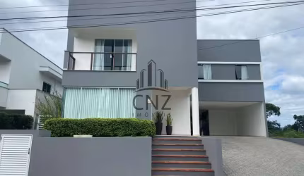 Encante-se com esta linda casa à venda no bairro Primeiro de Maio em Brusque/SC! Uma residência única, cheia de vida e luz natural, com 3 suítes, 3 salas, 2 banheiros, 4 vagas de garagem e 240m² de ár