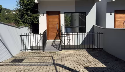 Imperdível casa à venda em Brusque-SC, bairro Águas Claras! 3 quartos, 1 suíte, 2 salas, 2 banheiros, 2 vagas, 80m².