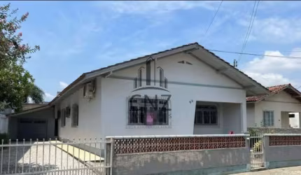Imperdível oportunidade: Casa à venda em Brusque-SC, bairro São Luiz! 3 quartos, 1 suíte, 1 sala, 3 banheiros, 3 vagas, 110m².