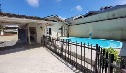 Imperdível! Casa à venda em Brusque-SC, bairro Planalto: 3 quartos, 1 suíte, 2 salas, 3 banheiros, 5 vagas e 250m².