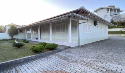 Imperdível Casa à Venda em Brusque-SC - 3 Quartos, 1 Suíte, 3 Banheiros, 2 Vagas - 450m² no Jardim Maluche!
