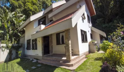 Casa à venda no bairro Santa Rita em Brusque-SC: 3 quartos, 1 suíte, 3 banheiros, 2 vagas de garagem, 250m² de área
