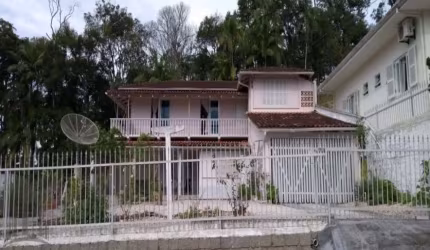 Casa à venda em Brusque - SC, bairro Primeiro de Maio: 5 quartos, 2 suítes, 3 banheiros, 1 vaga, 195m²!