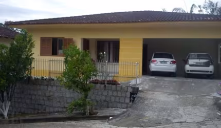Casa à venda em Brusque-SC, bairro Nova Brasília: 3 quartos, 1 suíte, 2 banheiros, 2 vagas de garagem, 143m².