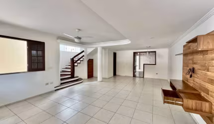 Casa Duplex em condomínio à venda na C. dos Funcionários de 180m² R$550.000